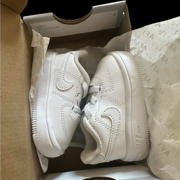 NIB Kids Toddler Nike Air Force 1 '18 Casual Shoes White 905220 100 Size… - Picture 7 of 9